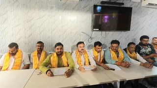 दाऊजी मेले में होने वाले दंगल के बारे में जानकारी देते समिति पदाधिकारी।