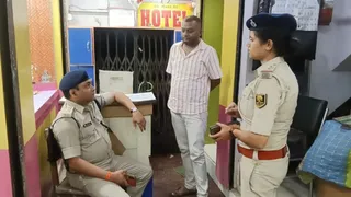 Jamalpur Station Road Hotel Sex Racket Complaint Police Raid Inspection News जमालपुर स्टेशन रोड स्थित होटल में एंट्री रजिस्टर और सीसीटीवी कैमरों की जांच करती ट्रैफिक डीएसपी व पुलिस टीम