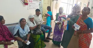 कलेक्ट्रेट में जिला प्रोबेशन अधिकारी कार्यालय के बाहर दस्तावेज साथ लेकर खड़ी महिलाएं। जागरण