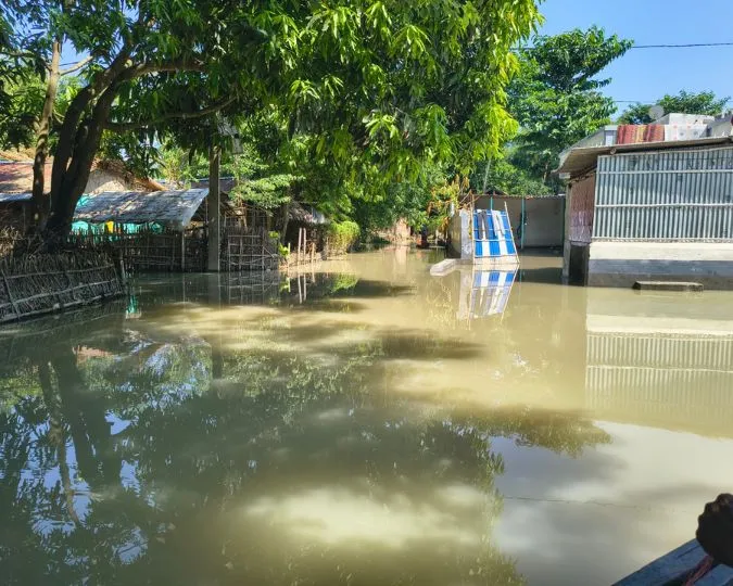 Katihar Flood Crisis Barari Block Submerged Life on Boats (1)