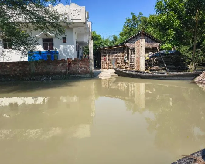 Katihar Flood Crisis Barari Block Submerged Life on Boats (4)