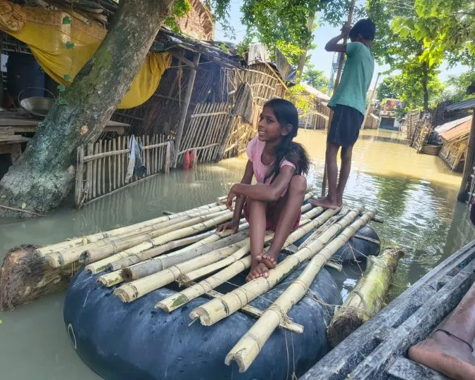 Katihar Flood Crisis Barari Block Submerged Life on Boats (7)