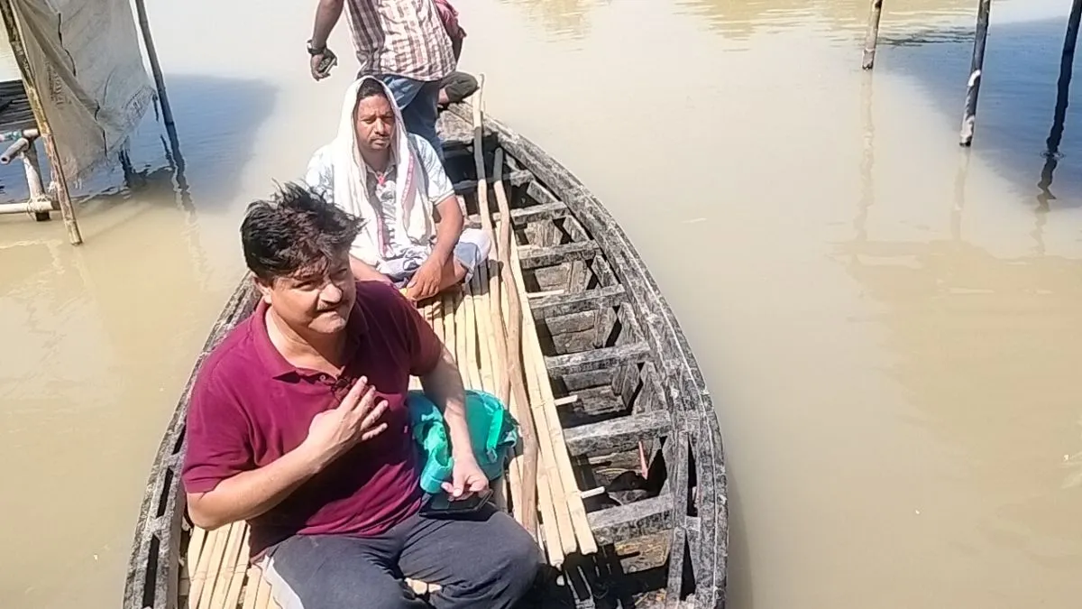 Katihar Flood Crisis Barari Block Submerged Life on Boats (8)