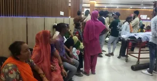 अस्पताल में शव रखकर हंगामा करते स्वजन। जागरण