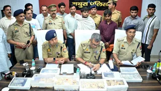 कोसीकलां के ज्वेलरी शोरूम में चोरी का पर्दाफाश करते एडीजी एसके भगत, डीआइजी शैलेश कुमार पांडेय (बाएं) व एसएसपी श्लोक कुमार। फोटो. जागरण।