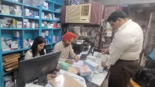 खराब तापमान में रखी हेपेटाइटिस वैक्सीन व एंटीबायोटिक्स जब्त।