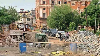 व्यापारिक प्रतिष्ठान उड़ा रहे नियमों की धज्जियां।