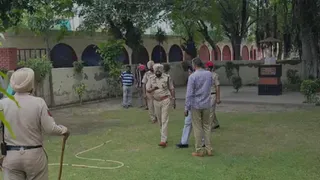 कई स्कूलों को बम से उड़ाने की ईमेल से धमकी दी गई।