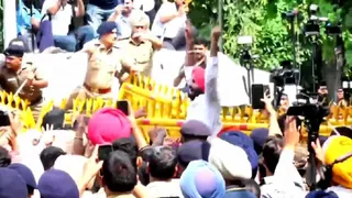 चंडीगढ़ में बैरिकेडिंग तोड़ रहे कांग्रेसियों को पुलिस ने गिरफ्तार किया।