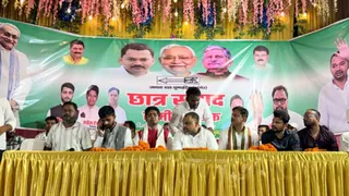 Munger Chhatra JDU Samvad Review Meeting Jamalpur Nitish Kumar Education Schemes News: जमालपुर के शगुन गार्डन में आयोजित छात्र जदयू की समीक्षा बैठक के दौरान मंच साझा करते प्रदेश अध्यक्ष धीरज पटेल व अन्य