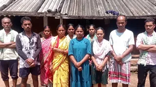 परिवार के साथ पांचों बच्चे। जागरण