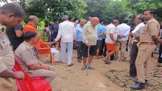 सिपाही परितोष मिश्रा की मौत के बाद होलागढ़ के दुबेपुर सुल्तानपुर अकबर गांव स्थित उनके घर पर जुटी भीड़ व पुलिसकमी। जागरण