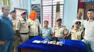 पुलिस की गिरफ्त में शातिर चोर (मुंह ढंके)।