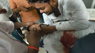 प्रयागराज के हंडिया में गोली लगने के बाद लहूलुहान पूर्व प्रधान व सपा नेता पवन यादव को अस्पताल ले जाते लोग। जागरण