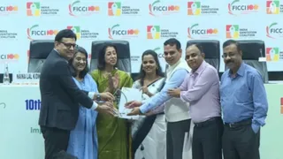 फिक्की फेडरेशन हाउस में सम्मान प्राप्त करते हुए टीकमगढ़ कलेक्टर विवेक श्रोत्रिय (काले कोट में)। ।सौजन्यः जिला प्रशासन)