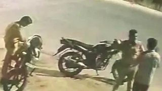 कासगंज में इंजीनियर को तमाचे जड़ता सिपाही। वीडियो ग्रैब