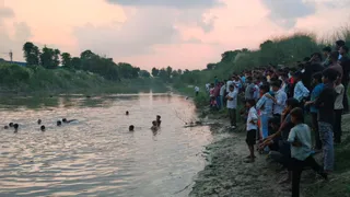 डूबे किशोर की तलाश करते स्थानीय गोताखोर। जागरण