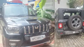 रजबपुर थाने में खड़ी थार व स्कार्पियो, जिन पर की गई थी फायरिंग