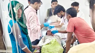 तेंदुए के हमले से घायल महिला का इलाज करते चिकित्सक।