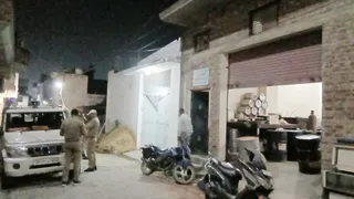 मेंथा व्यापारी के घर के बाहर मौजूद जीएसटी टीम की कार
