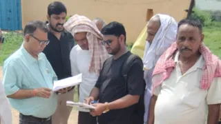 गड़हनी में खानापूरी कार्य की जानकारी लेते बंदोबस्त पदाधिकारी। सौ: विभाग