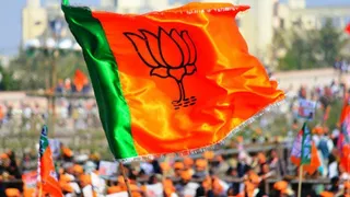 कमल के फूल पर वर्चस्व की जंग।