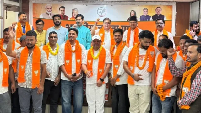 चंपावत में भाजपा ने लगाई बड़ी सेंध: कांग्रेस को दिया झटका, नगर पंचायत अध्यक्ष सहित 31 लोगों ने थामा कमल
