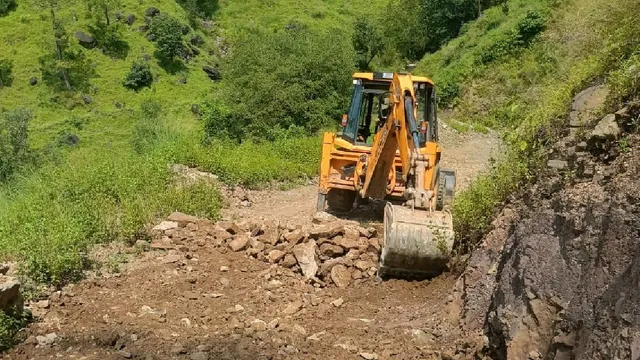 हिमाचल के दो भाइयों का कमाल, जोगिंद्रनगर में  खुद के खर्चे पर सड़क से हटवाया मलबा; दो महीने से बंद था रास्ता
