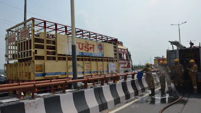 86 LPG सिलेंडरों से भरे ट्रक में लगी आग, नोएडा एलिवेटेड रोड पर दमकल की टीम ने आधे घंटे में बुझाई लपटें