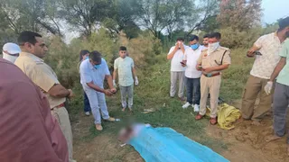 एक दिन बाद कब्र से निकाली लाश (फाइल फोटो)