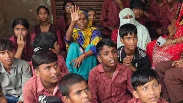 फरीदाबाद के साहूपुरा स्कूल में Gen-Z बोले- पढ़ाई चाहिए, झाडू नहीं; सफाई कराने पर अभिभावक नाराज