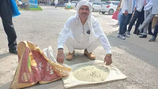 चूहे के मल मिले हुए चावल के साथ के साथ डीएम जनता दरबार में बैठा शिकायतकर्ता