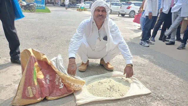 'चूहे की बीट कौन खाएगा...' राशन की दुकान से मिला घटिया चावल लेकर गाजीपुर DM दफ्तर पहुंचा शख्स