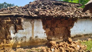 मिट्टी का घर पूरी तरह क्षतिग्रस्त
