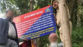 अधिकारियों और पुलिस की मौजूदगी में भूमि पर अटैचमेंट बोर्ड लगाए गए।