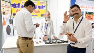 चंदौली में स्टाल पर खीर का स्वाद चखते लोग