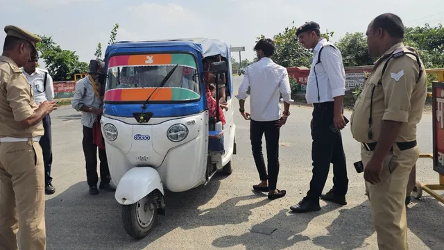 कासगंज ट्रैफिक पुलिस की कार्रवाई: 490 वाहनों पर 15.66 लाख का जुर्माना, प्रेशर हॉर्न-बिना हेलमेट वालों पर एक्शन
