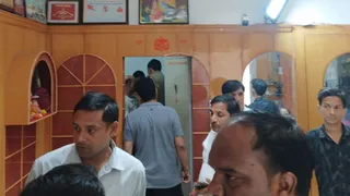 चोरी के बाद शोरूम में जांच करती पुलिस टीम। जागरण
