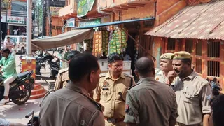 मथुरा में चोरी की वारदात के बाद पहुंची पुलिस टीम। जागरण
