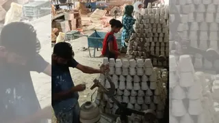 मथुरा: गोपालपुर स्थित फैक्ट्री में तैयार होते कुल्लड़। फोटो जागरण