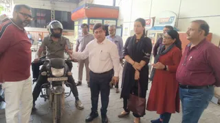 गाजियाबाद के पेट्रोल पंपों पर 'नो पीयूसीसी, नो फ्यूल' पाॅलिसी के ट्रायल की शुरुआत कर दी गई है। जागरण