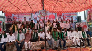 नोएडा प्राधिकरण के खिलाफ सेक्टर-96 स्थित मुख्य प्रशासनिक भवन पर किसानों का अनिश्चितकालीन धरना मंगलवार को भी जारी रहा। जागरण