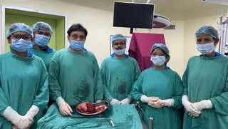 एमजीएम अस्पताल के डॉक्टरों की सूझबूझ और सफल सर्जरी से निकाला गया ट्यूमर।