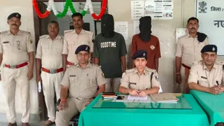 घटना की जानकारी देते पुलिस पदाधिकारी।