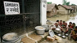 भागलपुर में गंगा का जलस्तर घटते ही बंद होने लगे सामुदायिक किचन (एआई जेनरेटेड तस्वीर)