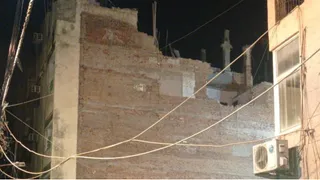 सत्य निकेतन में आठ सितंबर से चल रही ध्वस्तीकरण की कार्रवाई में अब तक प्रापर्टी नंबर पी-13 के दो तल का कुछ हिस्सा ही तोड़ा जा सका। जागरण