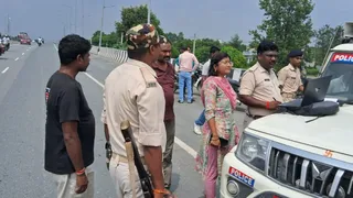 पांच बैग ने खींचा पुलिस का ध्यान