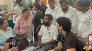 नोएडा के गढ़ी चौखड़ी स्थित प्राथमिक विद्यालय में शिक्षकों से बात करते सीजेपी के प्रवक्ता सौरभ दास। जागरण