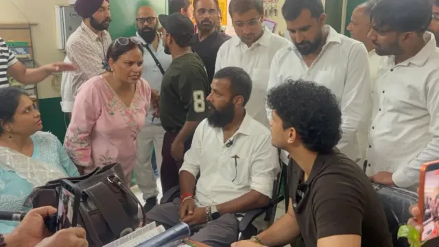 गेट पर ताला लगाकर CJP टीम को रोका, नोएडा के सरकारी स्कूलों में नो एंट्री से बढ़ा विवाद; BSA से टकराव
