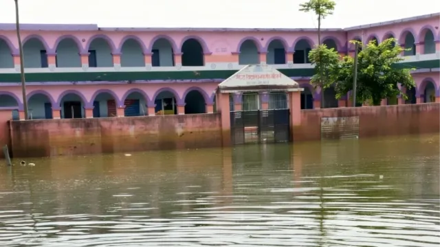 खगड़िया में बाढ़ का कहर: 71 स्कूलों में अर्धवार्षिक परीक्षाएं स्थगित, अधर में हजारों छात्रों का भविष्य 
